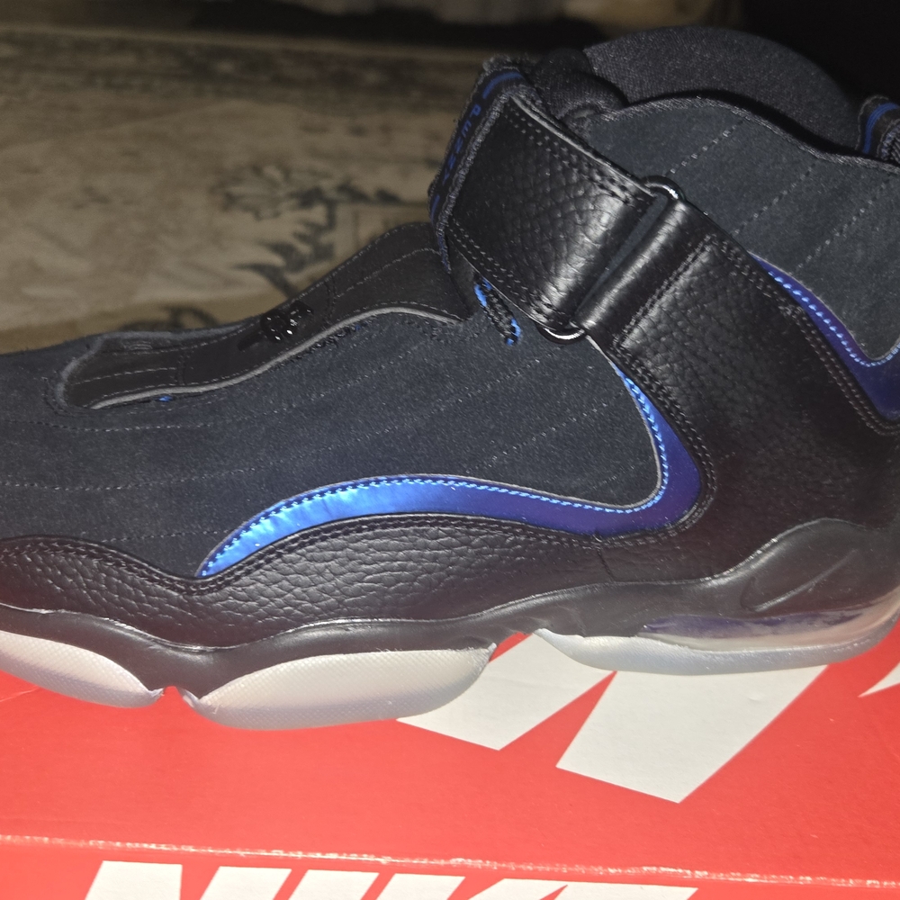 Nike Men's Black and Blue Athletic Sneakers